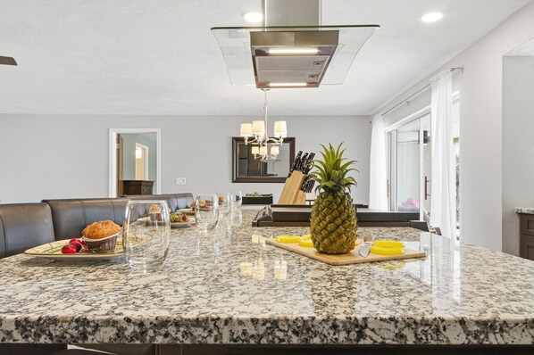Dining - Charm and Old Florida Vibe , Pool on the water - Villa Parisian Paradise - Roelens (Punta Gorda)