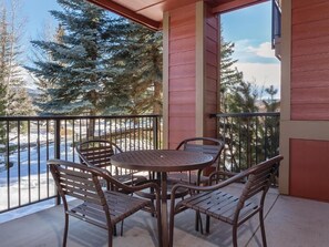 Outdoor dining - Deluxe 2-bedroom condo with AC in quaint Steamboat Springs (Steamboat Springs)
