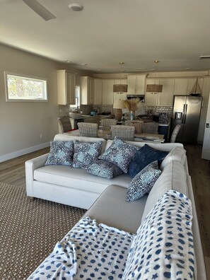 Living area - Beautiful 3-bedroom house close to beach with in North Myrtle Beach (North Myrtle Beach)