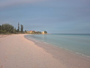 Beach - 2-bedroom Townhouse in the Bahamas directly on the ocean, spectacular views. (Freeport)