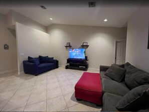 Living area - Fabulous 5-bedroom bungalow, minutes from major highways and beach. (Boynton Beach)