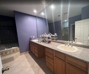 Hair dryer, towels, soap, toilet paper - Fabulous 5-bedroom bungalow, minutes from major highways and beach. (Boynton Beach)