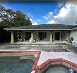 Exterior - Fabulous 5-bedroom bungalow, minutes from major highways and beach. (Boynton Beach)