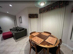 Dining - Fabulous 5-bedroom bungalow, minutes from major highways and beach. (Boynton Beach)