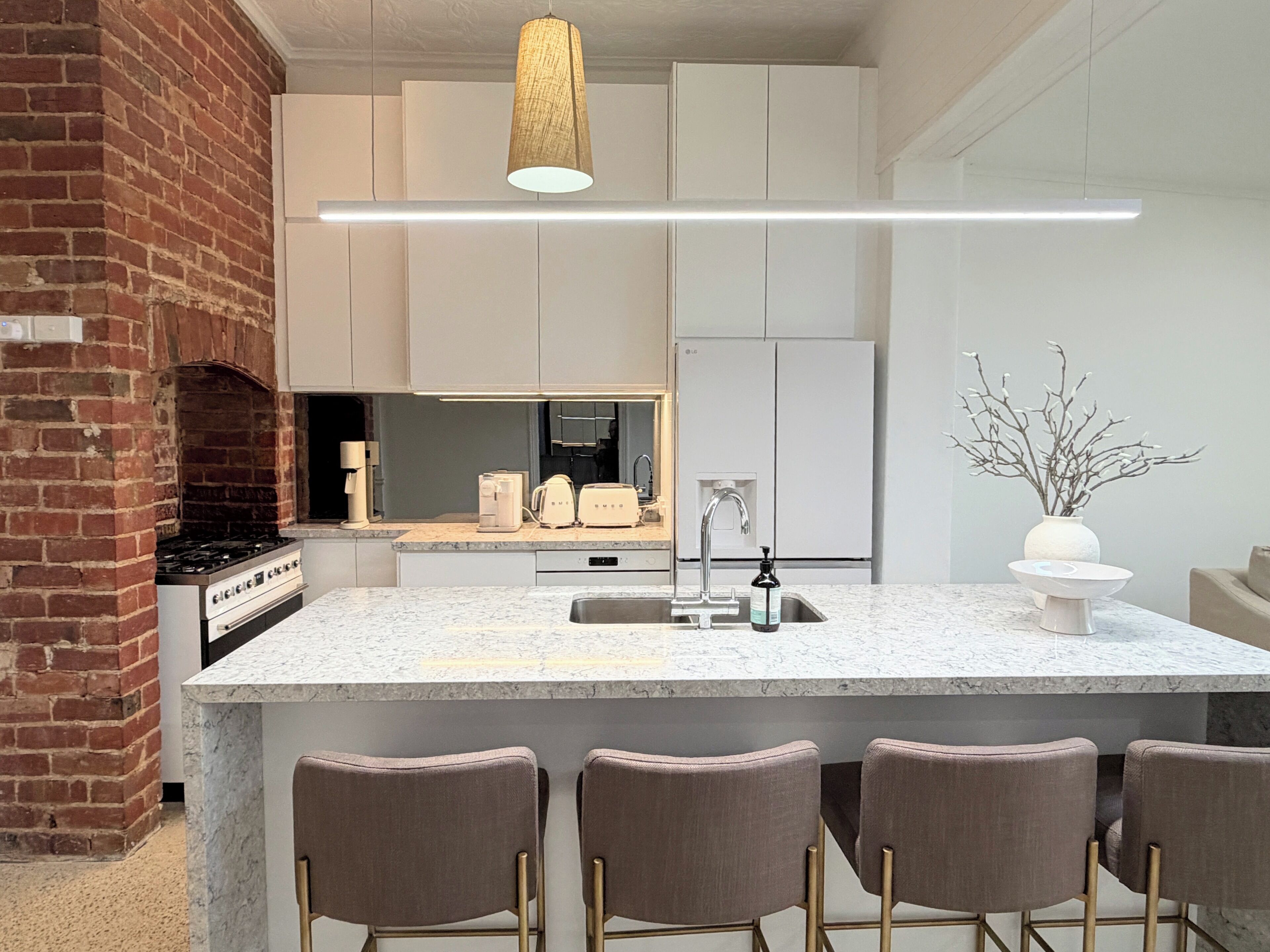 Mikrobølgeovn, ovn, kokeplater og oppvaskmaskin