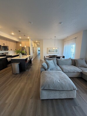 Living area - Heber Valley Condo-Pickleball-Tesla Charger (Heber City)