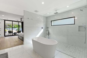 Shower, hair dryer, towels, shampoo - La Privada Stay at Buenavente - Private Pool (Scottsdale)