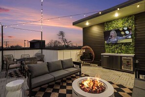 Outdoor dining - Halo-Rooftop Patio & Game Room-Mins to Broadway (Nashville)