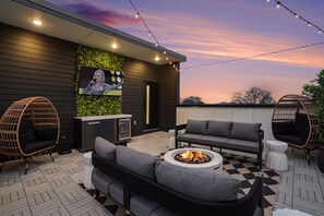 Terrace/patio - Halo-Rooftop Patio & Game Room-Mins to Broadway (Nashville)