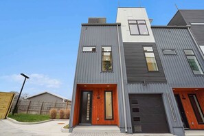 Exterior - Halo-Rooftop Patio & Game Room-Mins to Broadway (Nashville)
