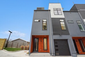 Exterior - Halo-Rooftop Patio & Game Room-Mins to Broadway (Nashville)