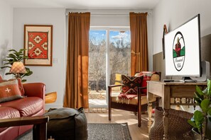 Smart TV - Downtown Pet Friendly Creekside Condo • Walk to Branson Landing (Branson)