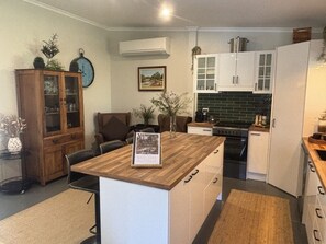 Fridge, microwave, oven, stovetop - River Valley Retreat – Nature & Riverfront Stay (Bridgetown)