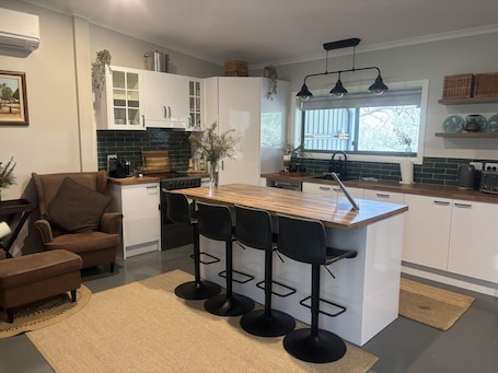 Fridge, microwave, oven, stovetop. River Valley Retreat – Nature & Riverfront Stay