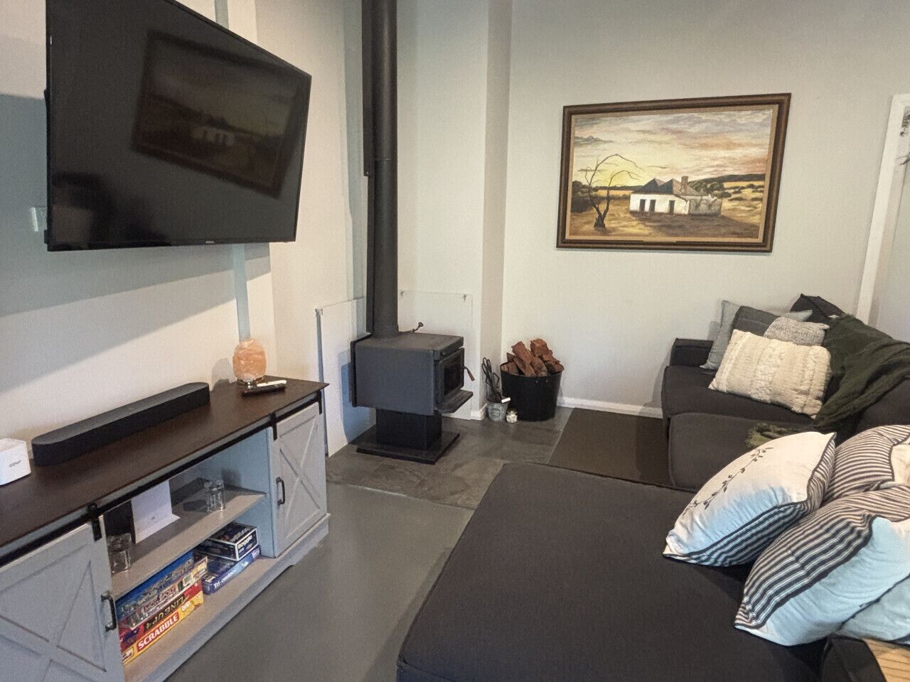 Televisión, chimenea, estéreo