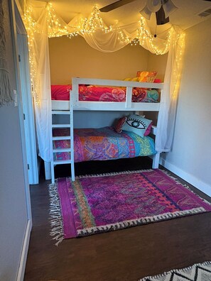3 bedrooms, internet, bed sheets