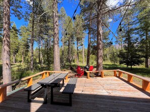 Outdoor dining - Tahoe Living at the Forest’s Edge - 2BR + Loft, Near Heavenly & Beaches (South Lake Tahoe)
