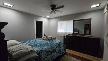 3 chambres, fer et planche à repasser, Wi-Fi, draps fournis