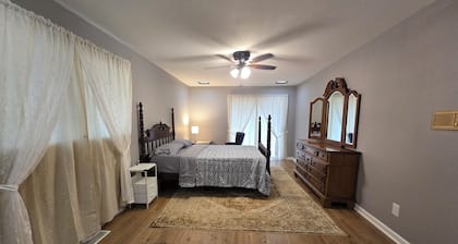 Charming Blue Horizen 4-bedroom house with AC in quite neighborhood in Malvern