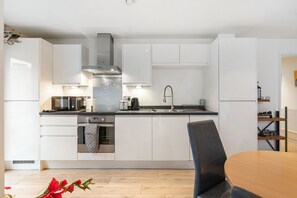 Kühlschrank, Mikrowelle, Ofen, Geschirrspüler