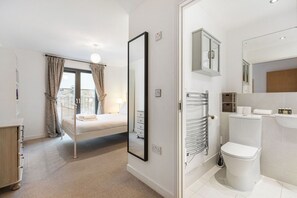 2 chambres, fer et planche à repasser, accès Internet, draps fournis