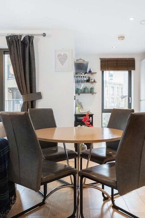 Dining - GuestReady - Charming London retreat with balcony (London)