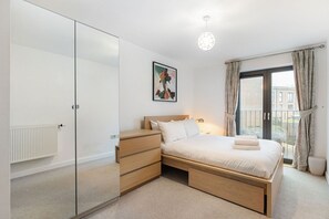 2 bedrooms, iron/ironing board, Internet, bed sheets - GuestReady - Charming London retreat with balcony (London)