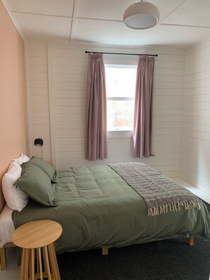 2 bedrooms, WiFi, bed sheets - The Old Siren.
An old shop by sea, for walkers, surfers, and slow mornings. (Ōpunake)