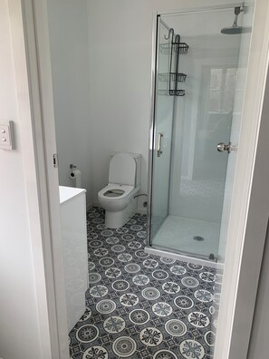 Dusj, hårføner, håndklær og såpe