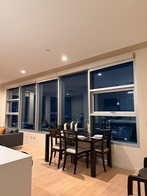 Dining - Luxury 2bd 2bath DTLA High-Rise Panoramic Views (Los Angeles)