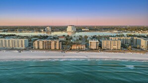 A coastal hotel area with multiple buildings, a beach, and a marina. - Beachfront Townhome With Instant Access to Beach Beachside Kisses by Avantstay (Fort Walton Beach)