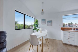 Dining - Kawaha Corner - Minutes from Skyline, Zorb & more! (Rotorua)