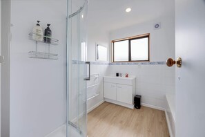 Shower, hair dryer, towels, shampoo - Kawaha Corner - Minutes from Skyline, Zorb & more! (Rotorua)
