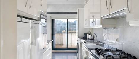 Kjøleskap, mikrobølgeovn, ovn og kokeplater