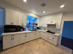 Fridge, microwave, cookware/dishes/utensils - Fabulous 6-bedroom house in Fontana (Fontana)