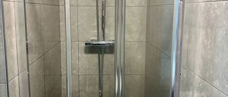 Dusche, Haartrockner, Handtücher