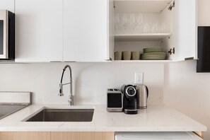 Fridge, microwave, oven, coffee/tea maker - Blueground | Midtown East, washer/dryer, nr UN (New York)