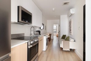 Fridge, microwave, oven, coffee/tea maker - Blueground | Midtown East, washer/dryer, nr UN (New York)