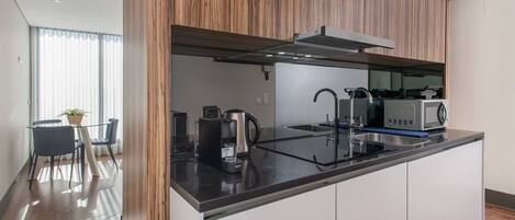 Refrigerador, microondas, lavavajillas, cafetera/tetera