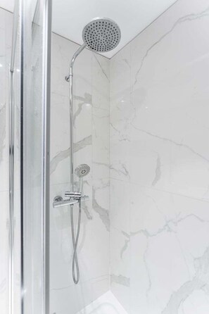 Shower, hair dryer, towels - GuestReady - Ideal Porto stay near Trindade 3rd (Porto)