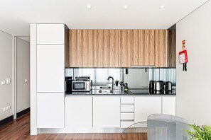 Fridge, microwave, dishwasher, coffee/tea maker - GuestReady - Ideal Porto stay near Trindade 3rd (Porto)