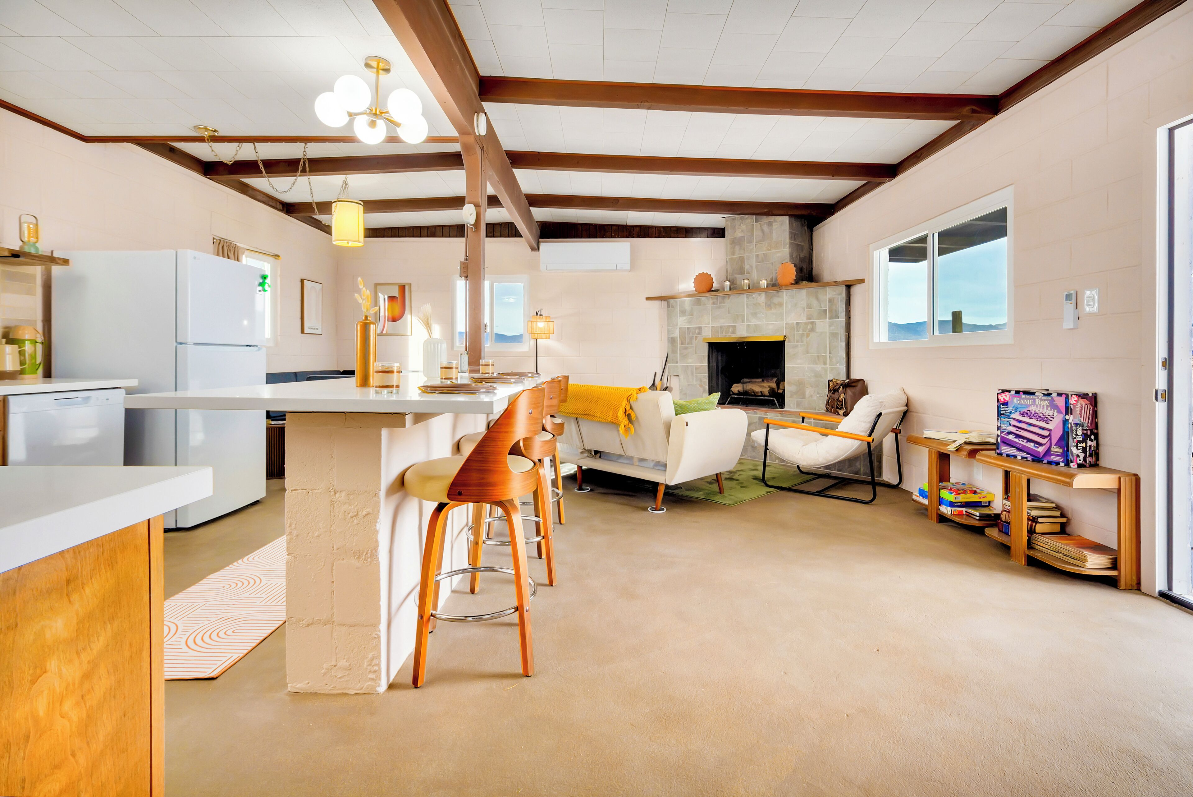 Una chimenea, libros, una biblioteca de música, un reproductor estéreo