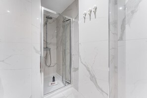 Shower, hair dryer, towels - GuestReady - Ideal Porto stay near Trindade GF-B (Porto)