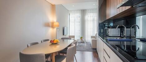 Refrigerador, microondas, lavavajillas, cafetera/tetera