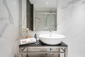 Shower, hair dryer, towels - GuestReady - Ideal Porto stay near Trindade GF-F (Porto)