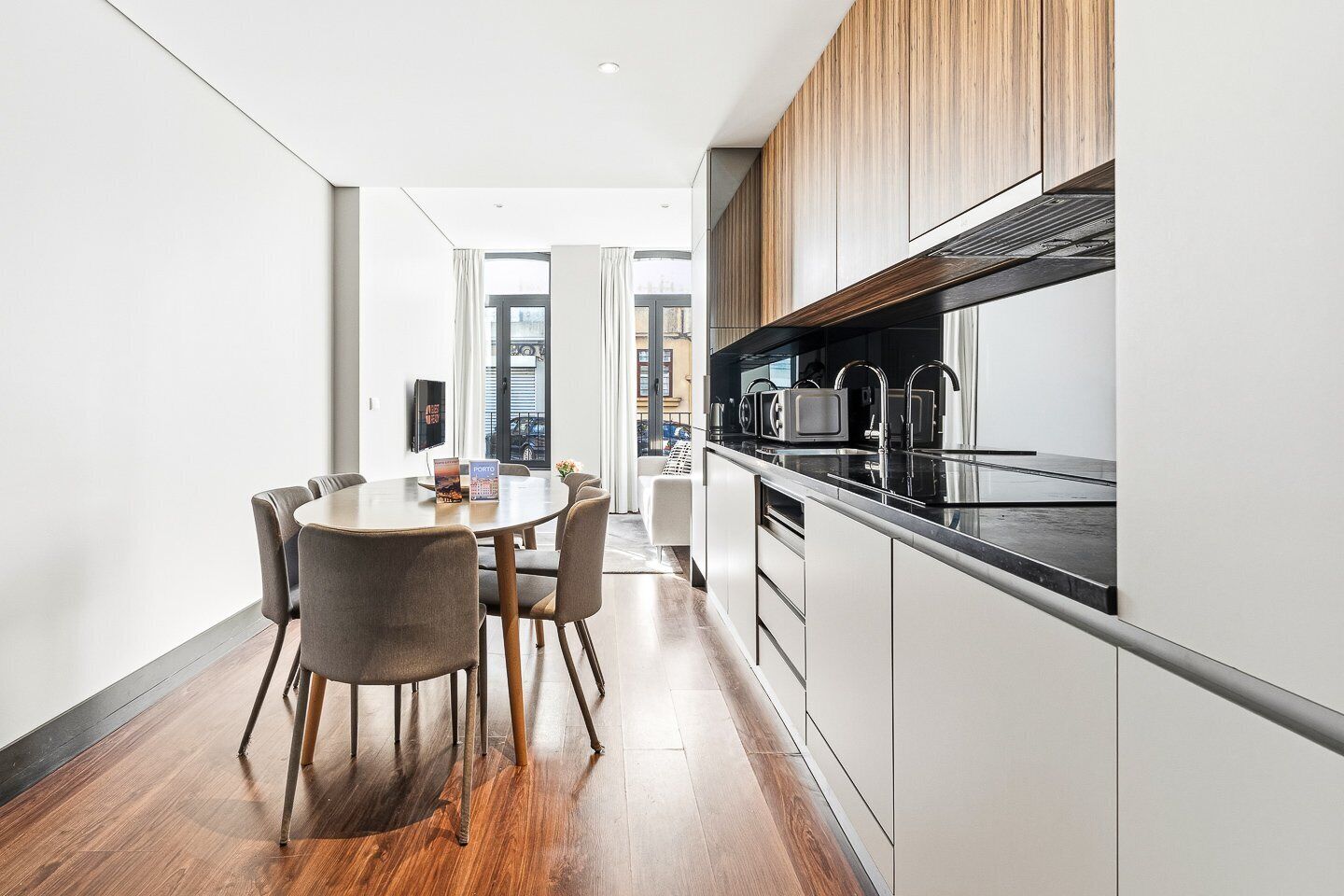 Refrigerador, microondas, lavavajillas y cafetera y tetera 