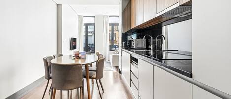 Refrigerador, microondas, lavavajillas y cafetera y tetera