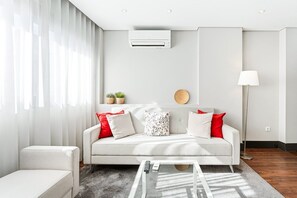 TV - GuestReady - Ideal Porto stay near Trindade 2nd (Porto)