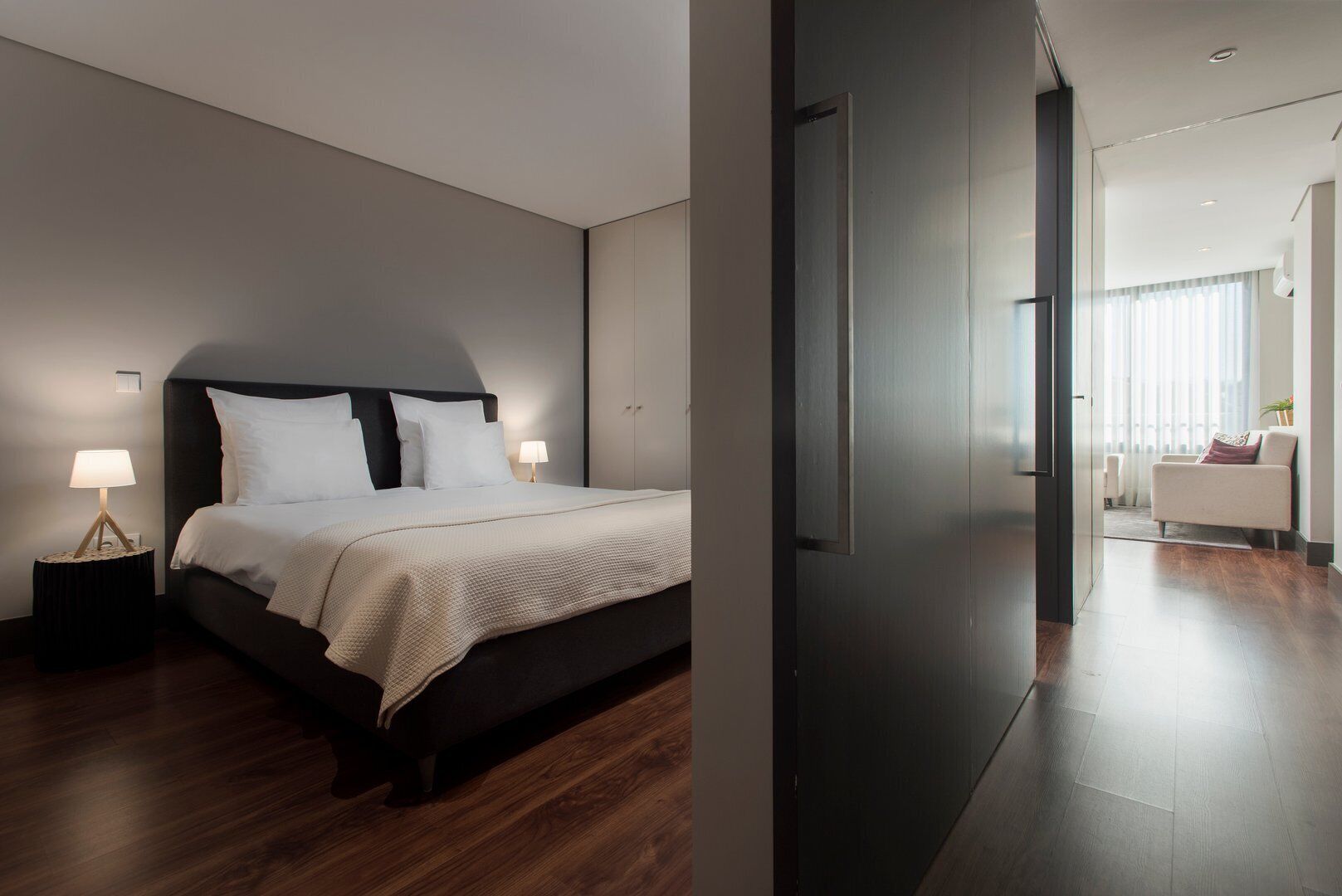 2 bedrooms, desk, internet, bed sheets