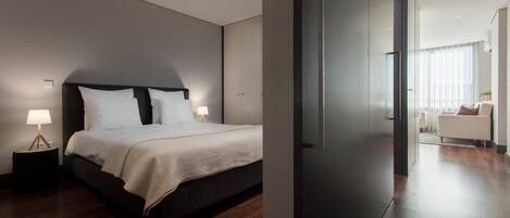 2 bedrooms, desk, internet, bed sheets